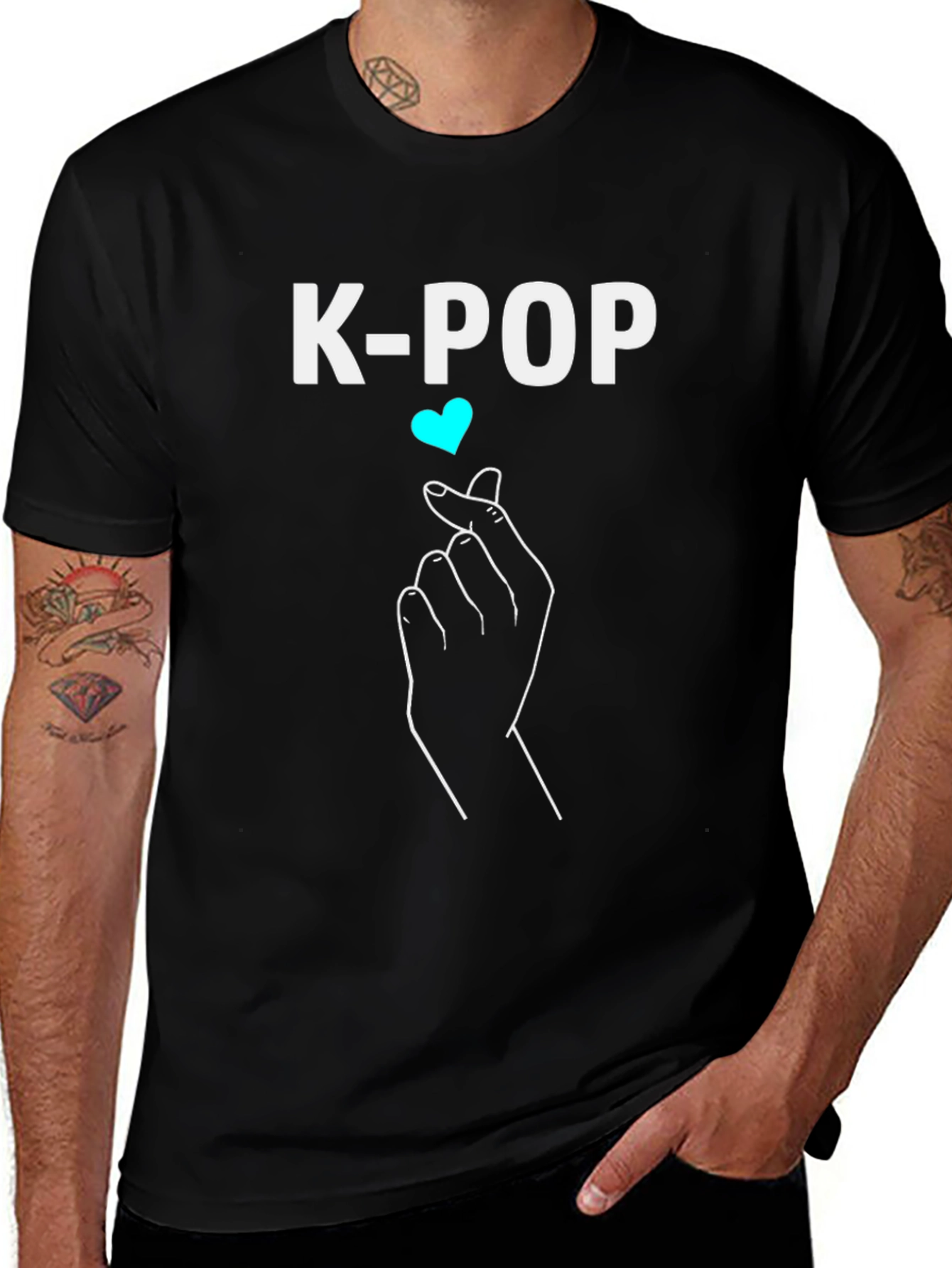 K-Pop Heart Gesture Graphic Tee - Trendy Black T-Shirt